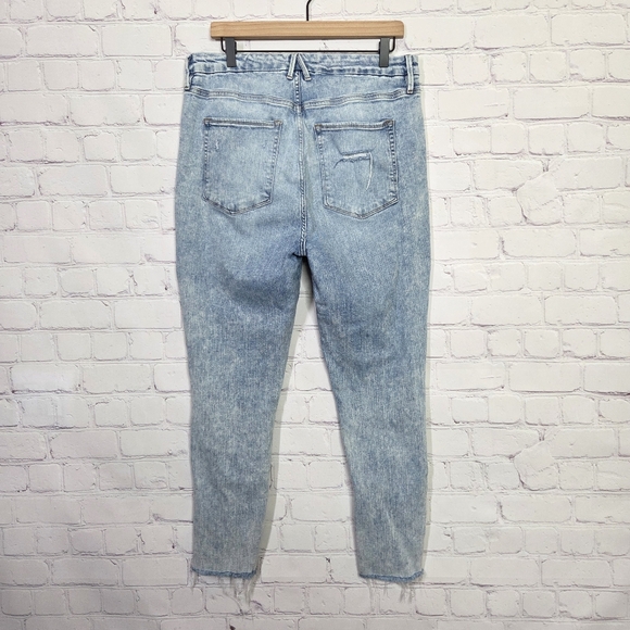 Good American Good Waist Crop Distressed Light Wash Cropped Jeans Frayed 18 - Picture 10 of 16